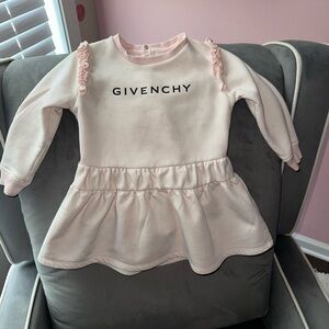 Givenchy Kids
logo-print long-sleeve dress
Size 2yr